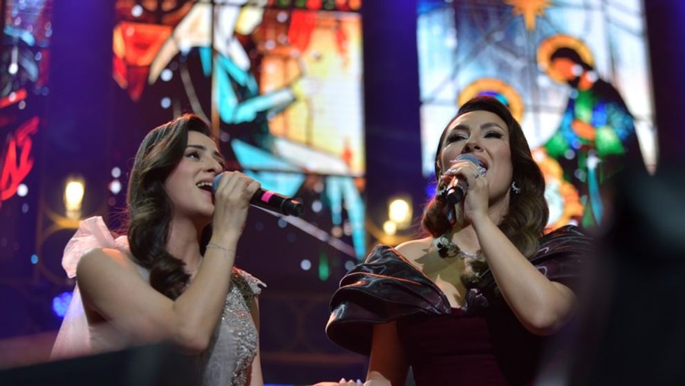Magie deasupra norilor și concert la 10.000 de metri altitudine! Andra și 3SE au colindat un avion întreg, alături de câștigătoarele MasterChef și Trădătorii