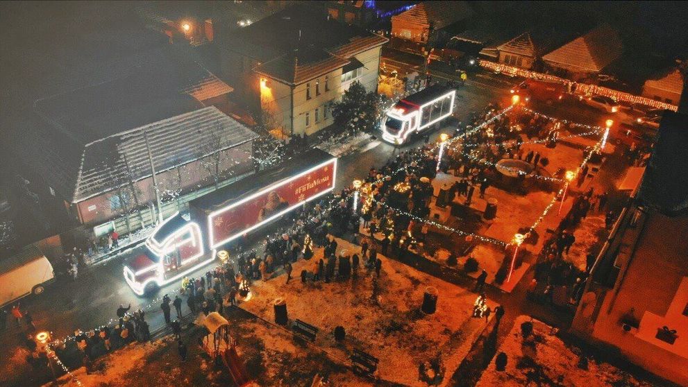 (P) Caravana Coca-Cola transformă Crăciunelul de Sus și Crăciunelul de Jos în satul lui Moș Crăciun