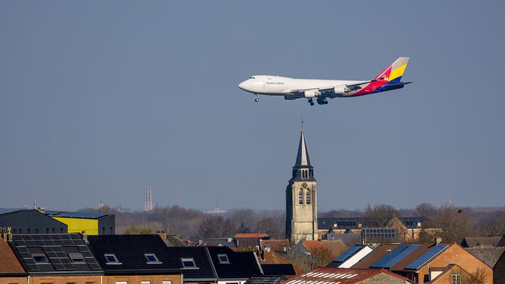 O femeie a născut în avion, în timpul zborului. Cetățenia bebelușului a devenit subiect de controversă! Ce naționalitate ar trebui să aibă nou-născutul?
