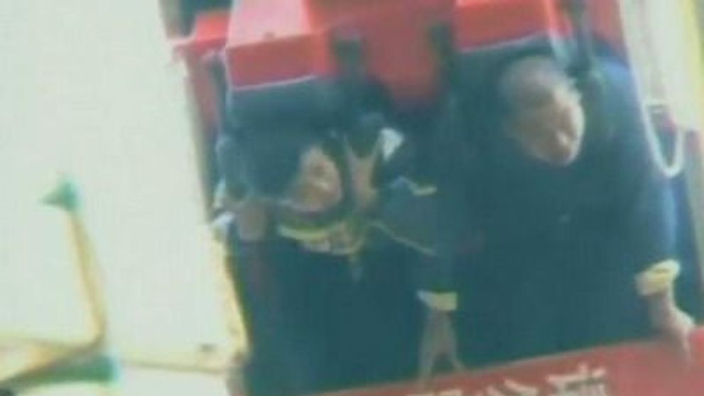 Au ramas blocati cu CAPUL IN JOS in cel mai inalt punct al unui roller coaster! VIDEO