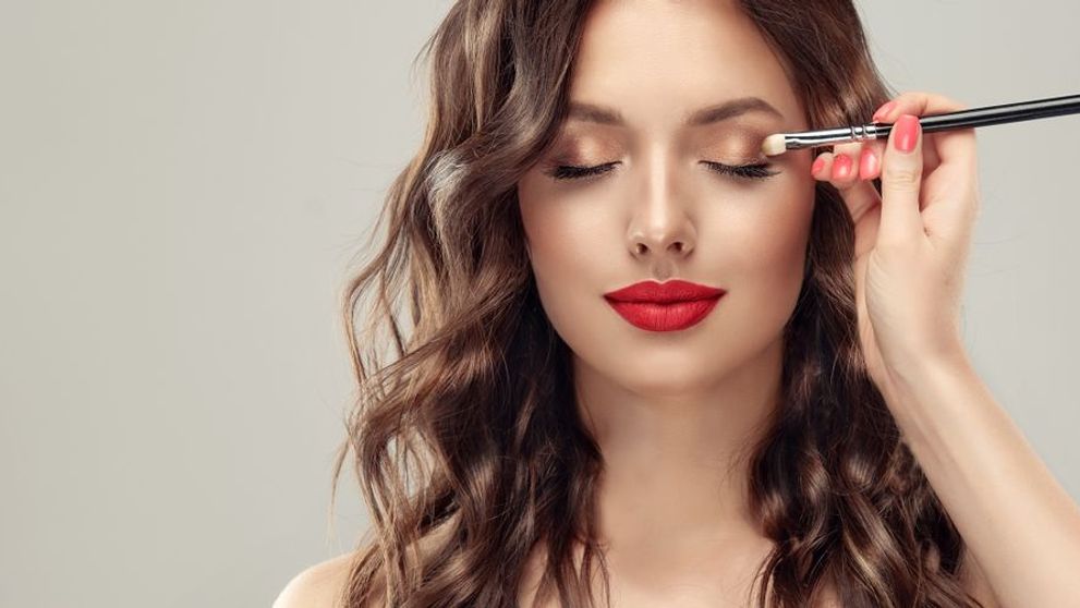 (P) Procedurile cheie prin care tenul tău poate arăta de nota 10. O nouă ediție Beauty Buzz te învață cum să faci un make-up perfect