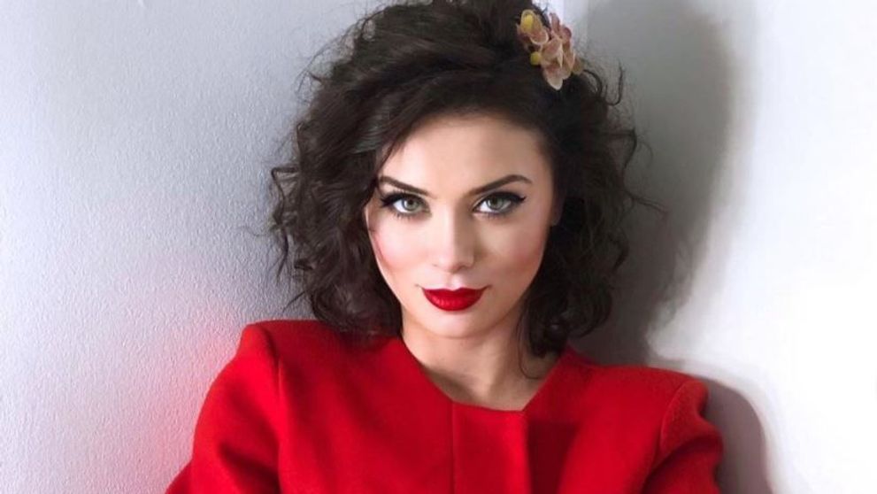 Anca Dumitra, apariție irezistibilă la premiera filmului „Complet necunoscuți”. Colegii din Las Fierbinți i-au fost alături