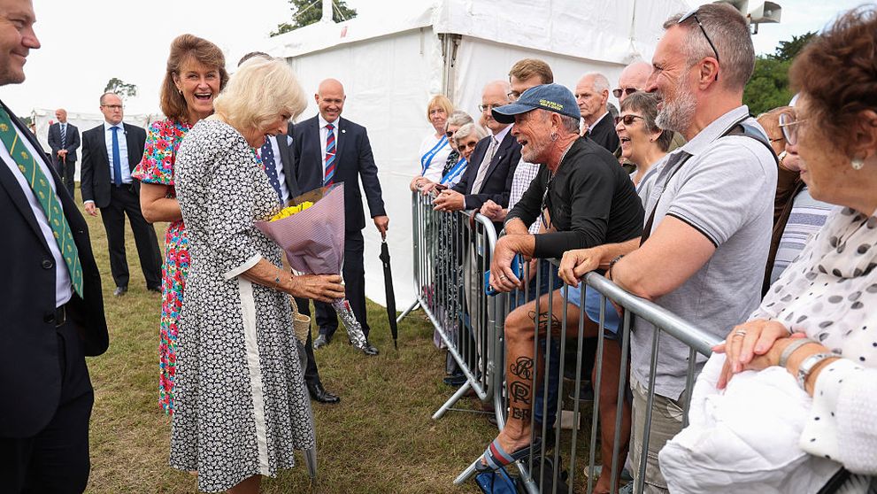 Reacția de milioane a reginei Camilla când un fan al familiei regale i-a arătat tatuajul de pe picior