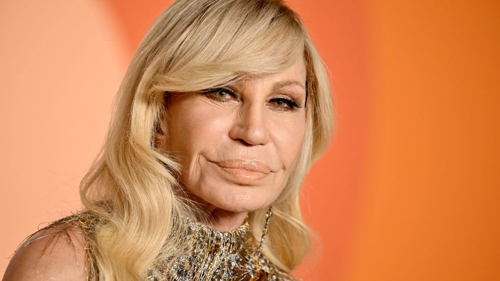 După 30 de ani, Donatella Versace părăsește postul de director de creație. Cine este designerul care va veni în locul ei