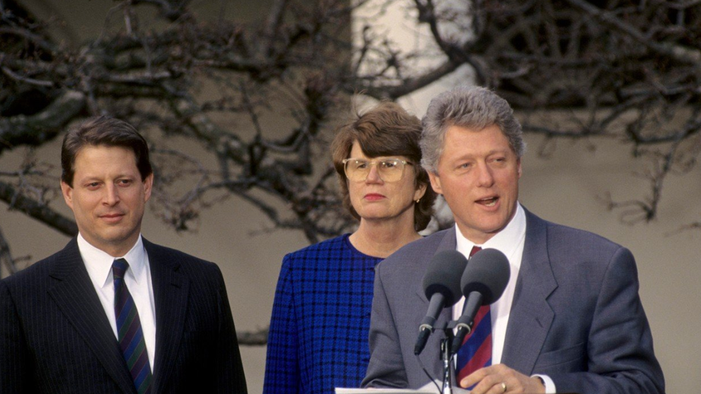 Bill Clinton, într-o rochie în casa unui fost miliardar. Imaginile au fost făcute publice