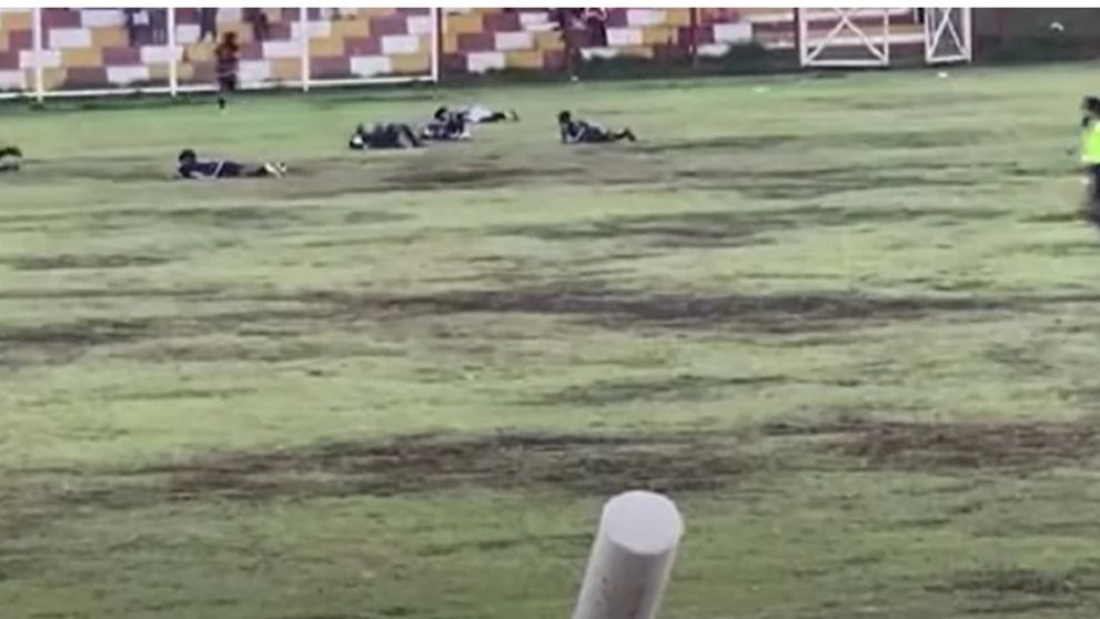 Șocant! Fotbalist mort după ce a fost lovit de fulger în timpul meciului. Mai mulți jucători s-au prăbușit pe teren, iar portarul a fost rănit grav - VIDEO