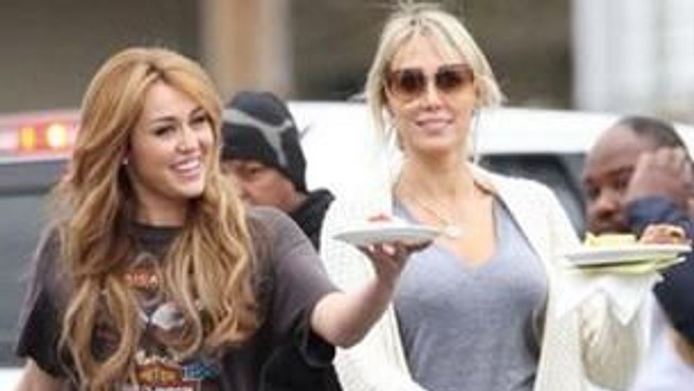 Tish Cyrus o sustine pe Miley, dupa scandalul cu plante halucinogene