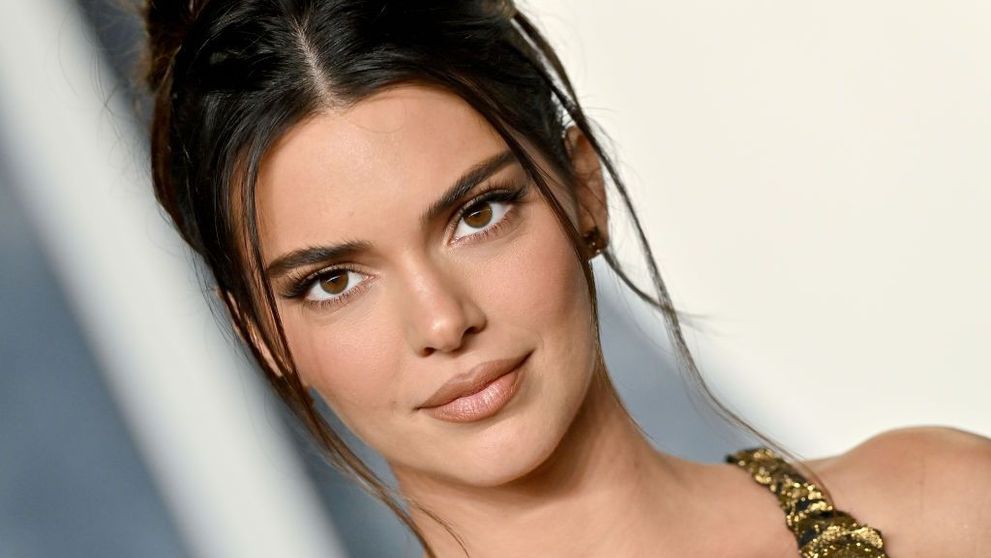 Kendall Jener, lipsită de inhibiții în fața paparazzilor. A purtat un top transparent, care a lăsat totul la vedere