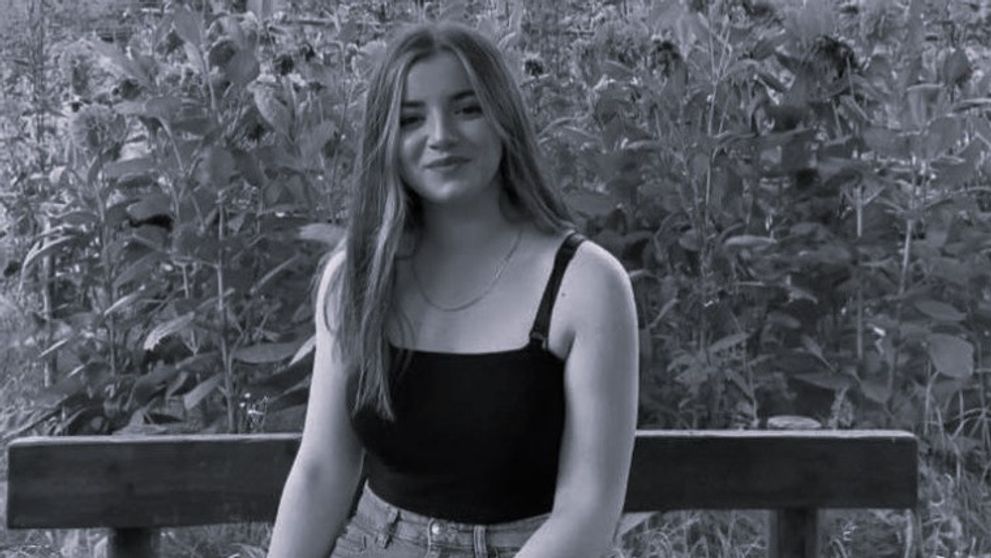 Mesajul pe care Ioana i l-a dat iubitului ei, șeful poliției din Broșteni, acuzat că o umilea și agresa, înainte de a se spânzura! Ce a putut să îi spună tânăra de 18 ani, cu doar câteva clipe înainte de tragedie: „Nu mai pot”