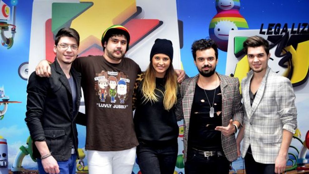 Antonia si Inna si-au facut in Mexic acelasi tatuaj! Cantareata le-a aratat lui Gicu si Nicolai la Alarma ProFM ce si unde s-a tatuat!