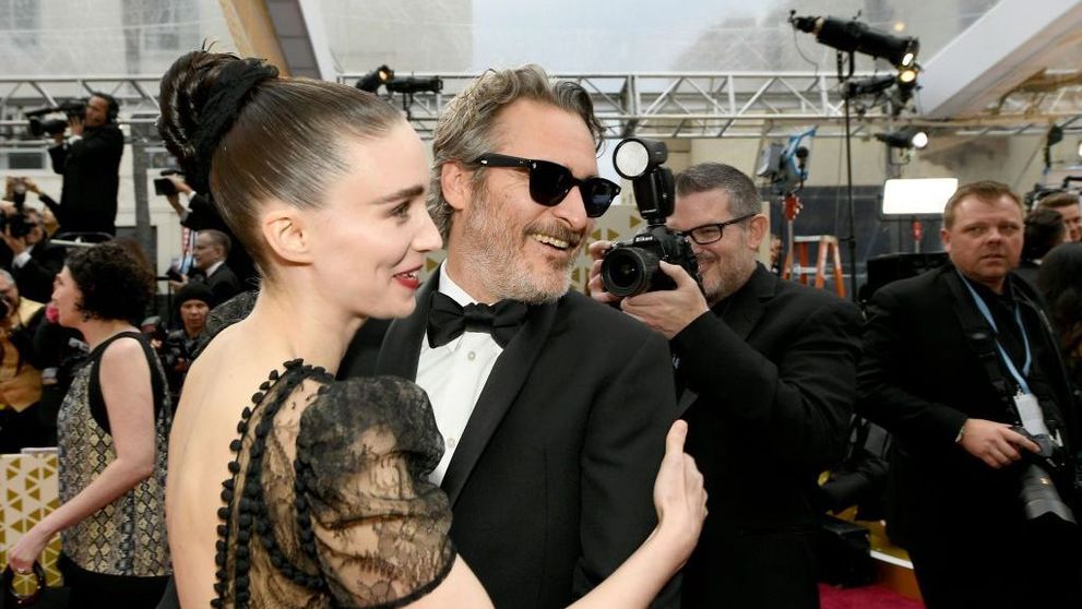 Joaquin Phoenix va deveni tată la 45 de ani. Logodnica lui, Rooney Mara, e însărcinată
