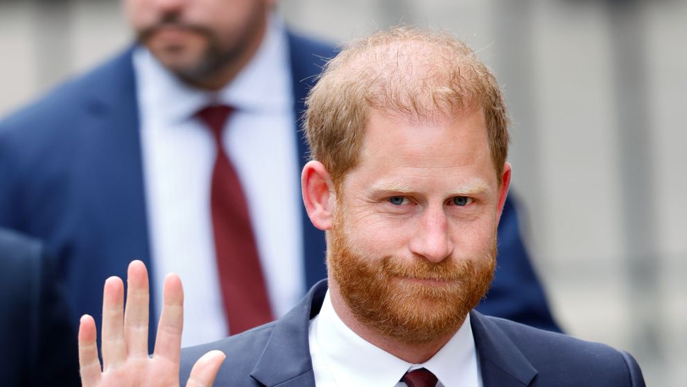 Motivul pentru care Prințul Harry este disperat să se împace cu regele ”pe moarte”. Cei doi se vor vedea față în față, după un an jumătate, la parastasul Reginei