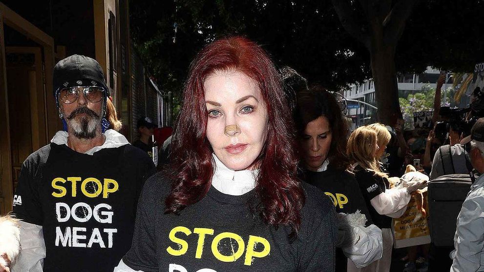 Priscilla Presley, apariție șocantă alături de Kim Basinger. S-a fotografiat cu un câine mort în brațe 