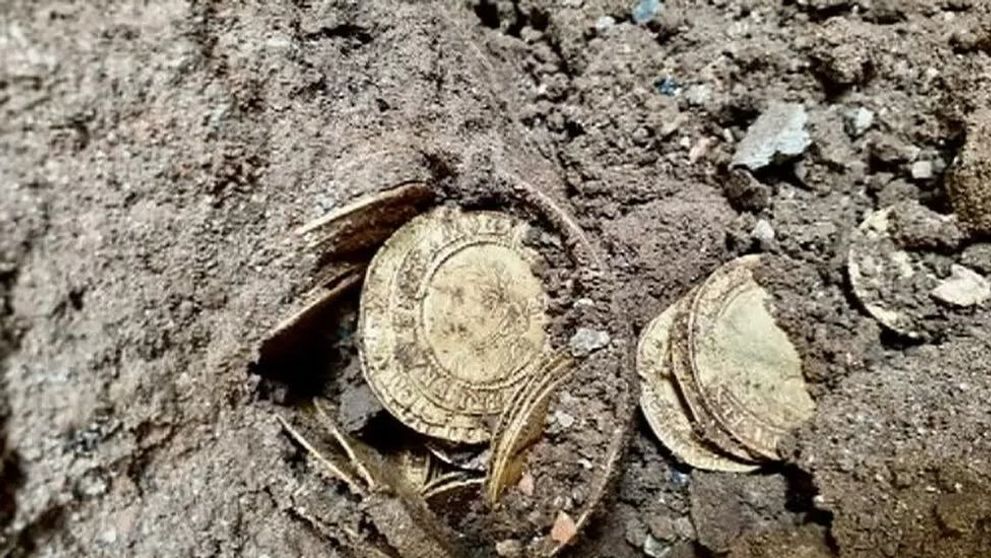 Au trăit 10 ani cu o adevărată comoară la picioare! Ce au descoperit doi soți sub podeaua din bucătărie