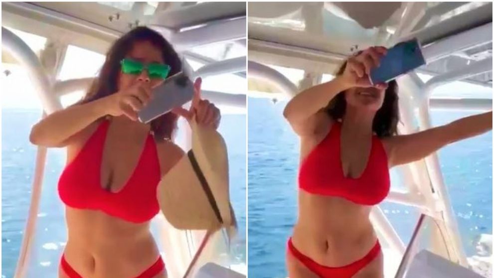 Salma Hayek, aniversare în bikini. De ziua ei, la 56 de ani, a purtat un costum de baie neîncăpător pentru formele ei