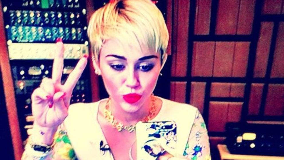 Miley Cyrus a pozat goala pe coperta revistei 
