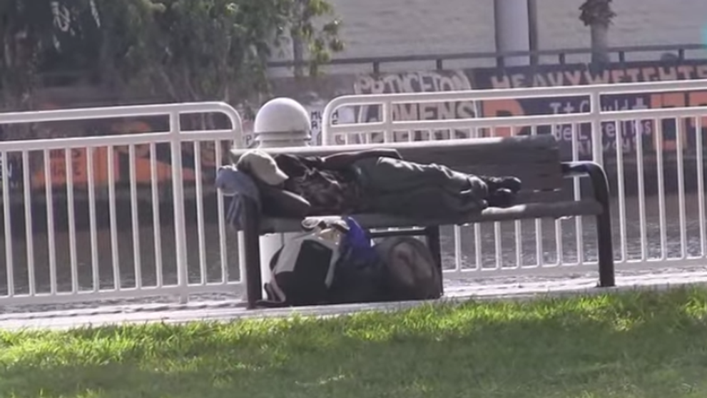A trezit un cersetor care dormea pe o banca pentru a-i da o lectie fiului sau. Ce a urmat apoi e cu adevarat emotionant
