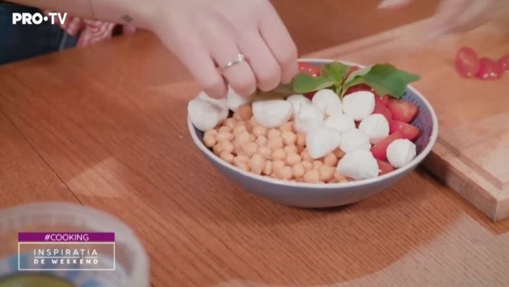 Boluri mexicane cu carne de curcan, salata Caprese cu naut si spuma de ciocolata 