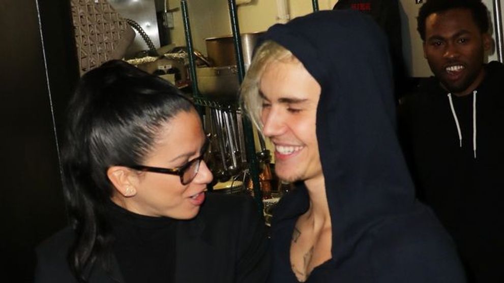 Aparitia rara, surprinsa de paparazzi: Justin Bieber, cu mama in club. Tinuta sexy care o face sa arate ca o pustoaica