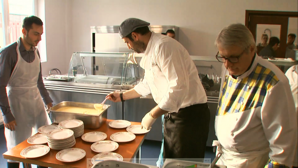 Chef Adrian Hadean si Chef Patrizia au pregatit un pranz savuros pentru zeci de oameni nevoiasi
