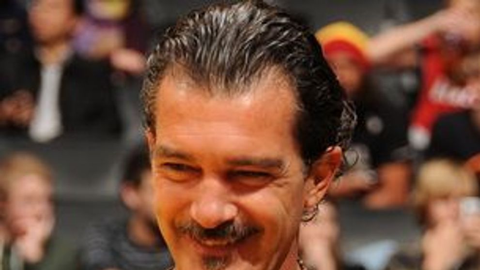 Antonio Banderas si-a scos fiica la un meci de baschet: el s-a uitat dupa majorete, iar ea a butonat tot timpul pe telefon! FOTO