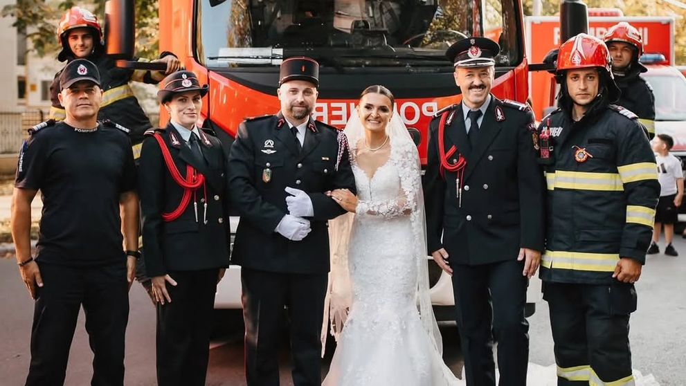El este pompier profesionist în Franța de peste 20 de ani, însă și-a dorit să facă nunta în România, alături de colegi pompieri din Franța și Belgia. Cea mai importantă zi din viața Andrei și a lui Loïc a devenit memorabilă