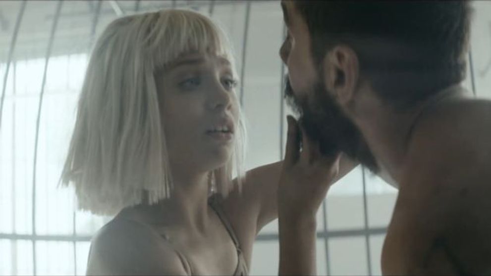 A lansat piesa care a devenit cel mai mare hit al anului 2014, iar acum revine cu un nou single de succes. Sia prezinta videoclipul 
