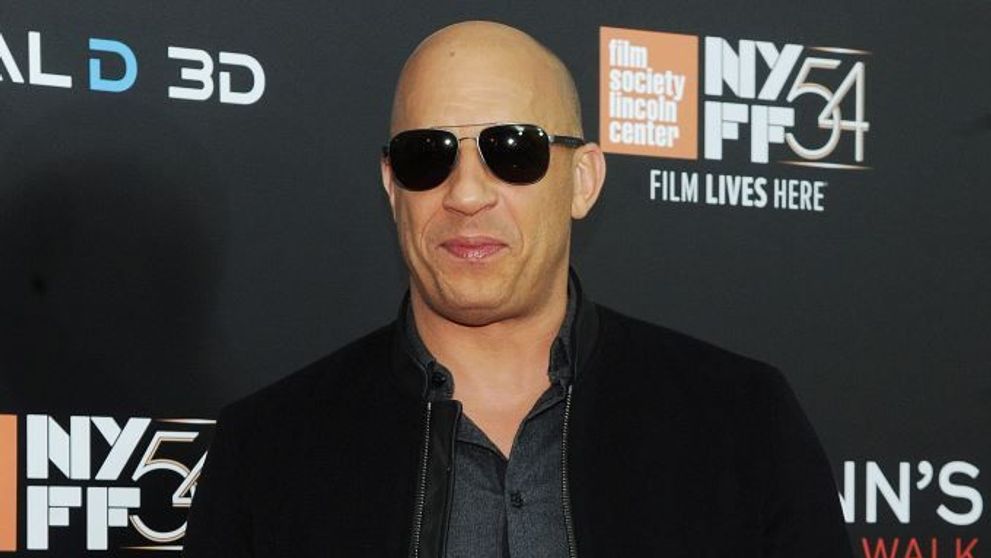 Unul dintre cei mai fiorosi actori, aparitie eleganta pe covorul rosu. Cum a fost fotografiat Vin Diesel