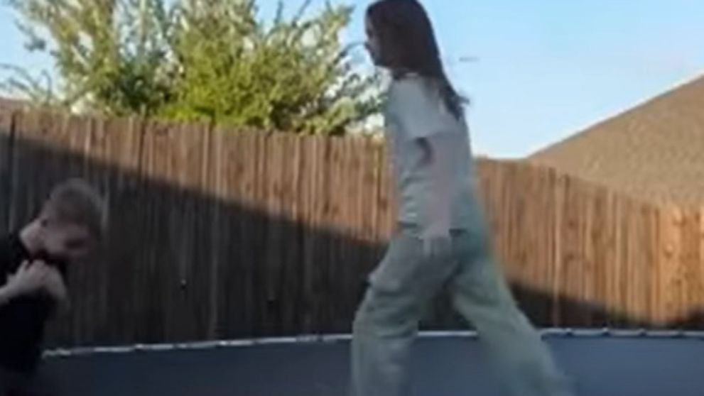 O fetiță de doar 10 ani, suprinsă cum își salvează fratele care se îneacă cu mâncare. Cum a reacționat mama celor doi: „Un înger păzitor!”
