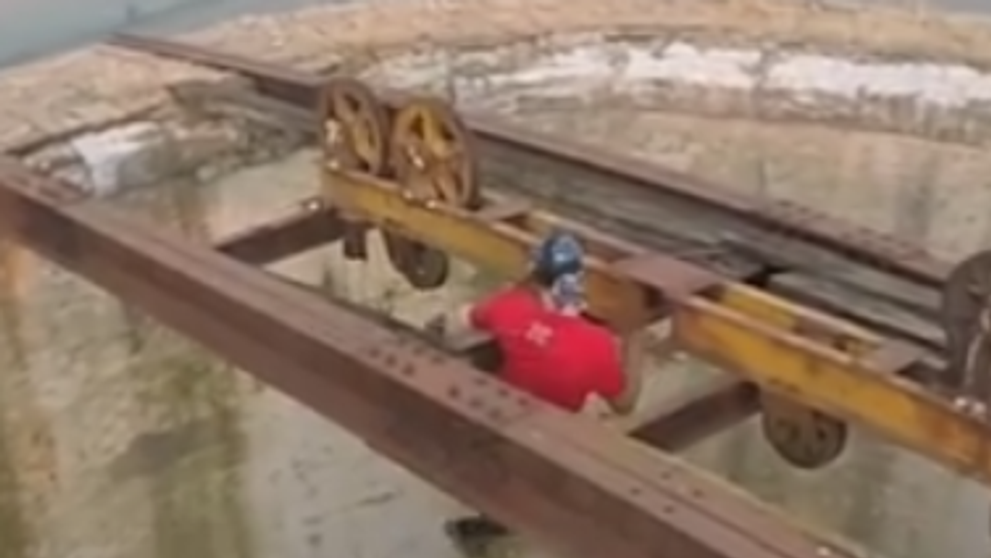 Sfideaza moartea la fiecare pas. Cine este romanul care a innebunit intreaga lume cu acrobatiile lui