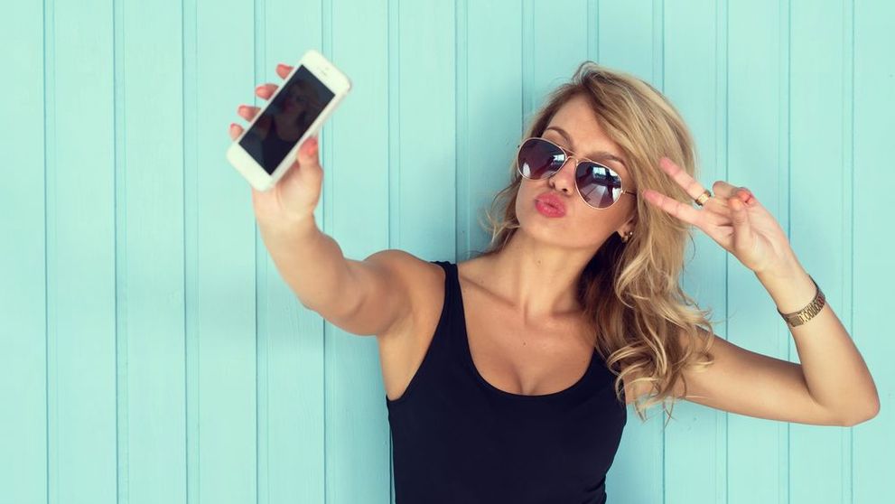 Cele 4 fotografii pe care trebuie sa le aiba orice femeie pe site-urile de socializare, daca vrea sa cucereasca un barbat