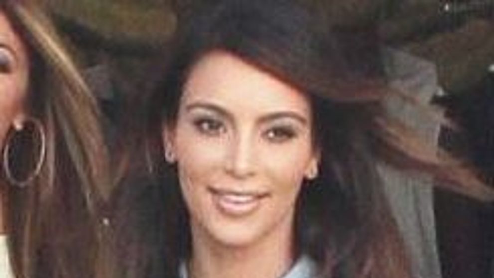 Disperarea atinge cote maxime! Kim Kardashian si-a inghesuit fundul intr-o fusta mult prea stramta  