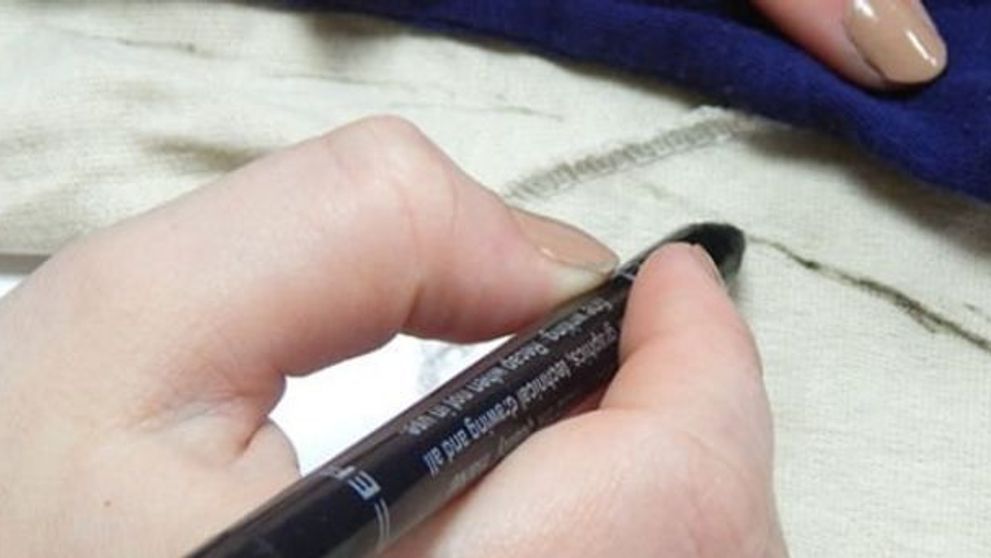 Traseaza cateva linii cu un marker pe un tricoul vechi si il transforma intr-o piesa vestimentara la moda