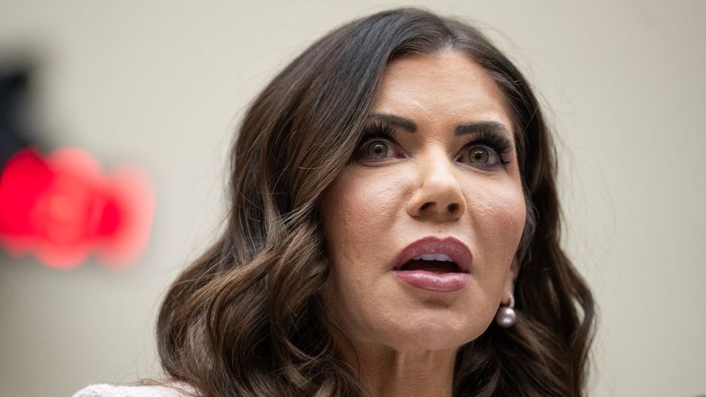 Kristi Noem, prima reacție după ce s-a aflat că soțul ei e travestit și trăiește o viață dublă. Deși are trei copii și e bunic, își dorește un ”bust ridicol de mare”