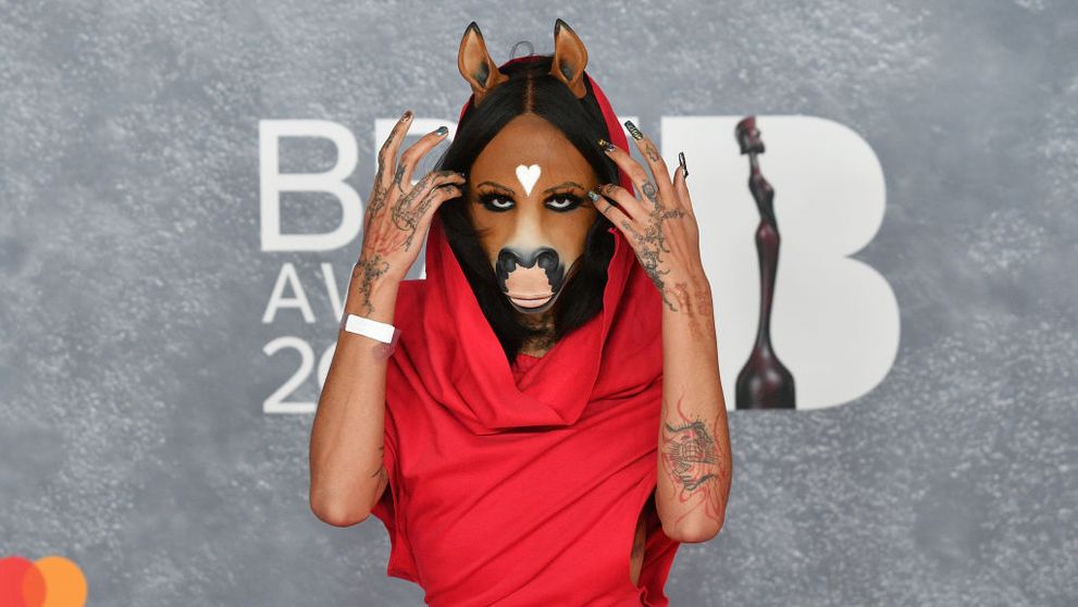 Cine e „femeia-cal” care a șocat pe toată lumea la Brit Awards. Nimeni nu a știut cine e și ce caută acolo, dar misterul a fost elucidat