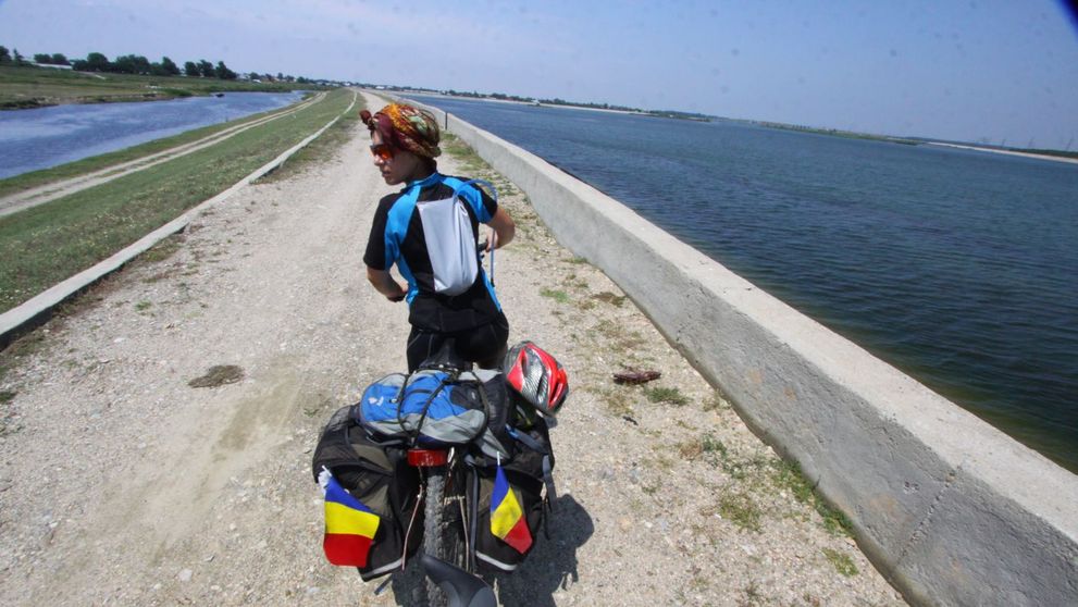 Prima femeie din Romania care pleaca in jurul lumii pe bicicleta. Strabate 13 tari si 15.000 de km pentru a-si indeplini un vis