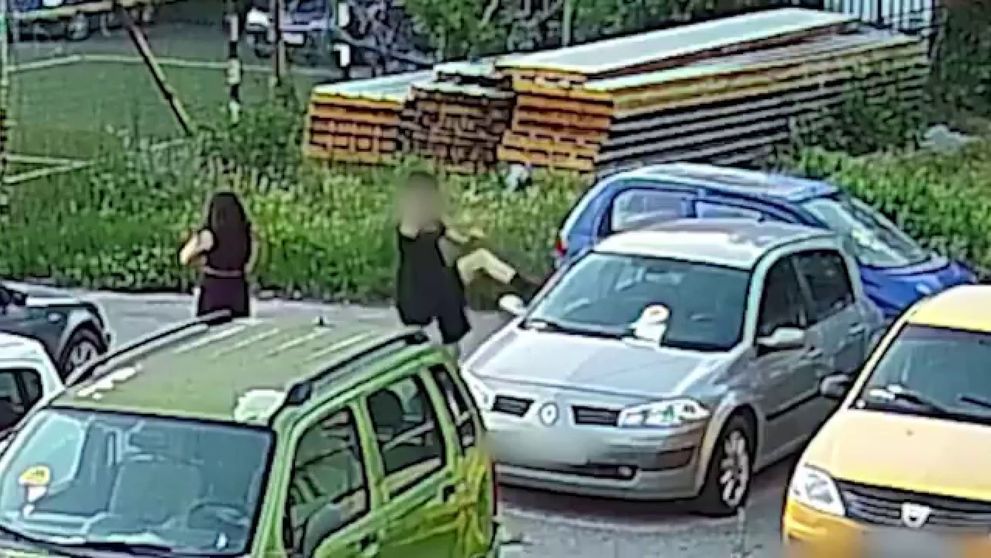 Doi adolescenți, surprinși în timp ce vandalizează mașini în Sectorul 4 din București. Ce pedepse au primit