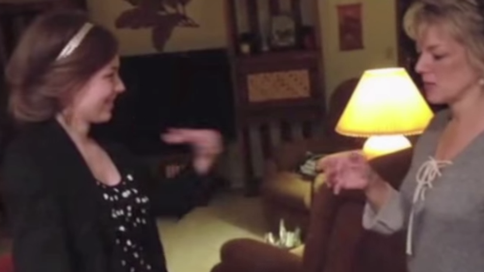 Incearca sa ii arate mamei ei inelul de logodna, dar ce s-a intampla a depasit toate asteptarile. Reactie geniala VIDEO