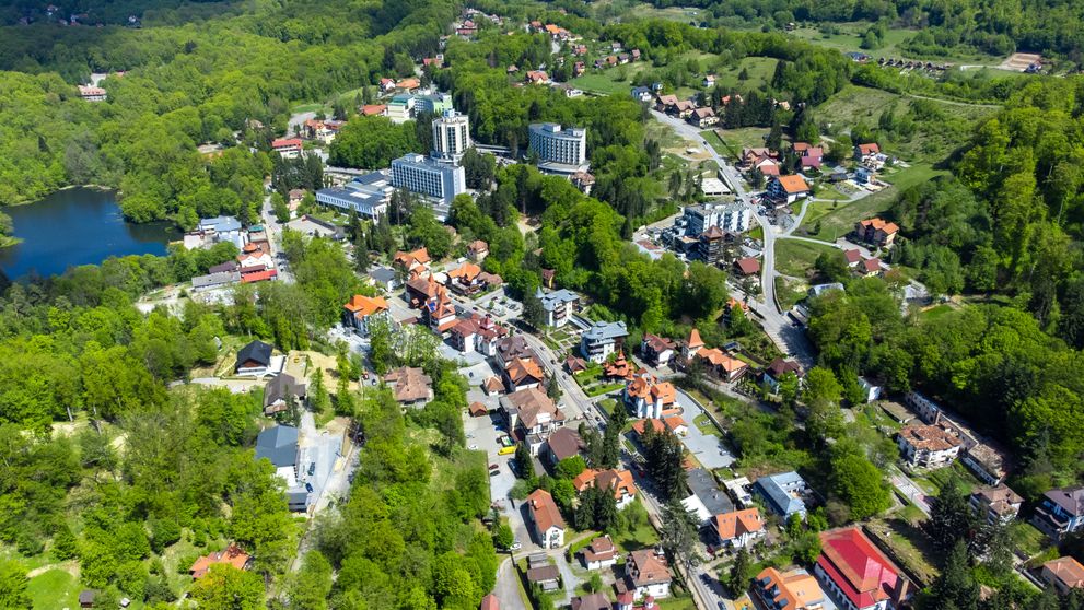 Stațiunea-fantomă care s-a transformat în diamantul turismului românesc! Cât costă cazarea în stațiunea balneoclimaterică a anului 2025