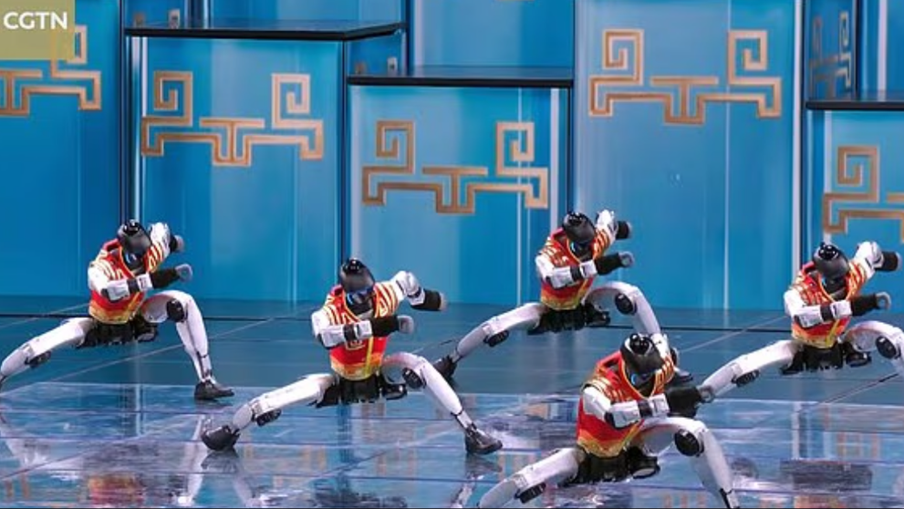 Ascensiunea roboților KUNG FU! Urmăriți cum umanoizii chinezi execută lovituri, sărituri și mișcări cu nunchuck, îmbrăcați în vestuțe roșii