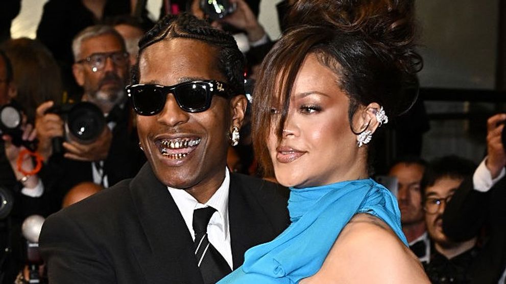 Apariție elegantă sau kitsch? Rihanna și A$AP Rocky, imposibil de ignorat pe covorul roșu: el cu dinți metalici, ea însărcinată și cu rochia șifonată și decupată