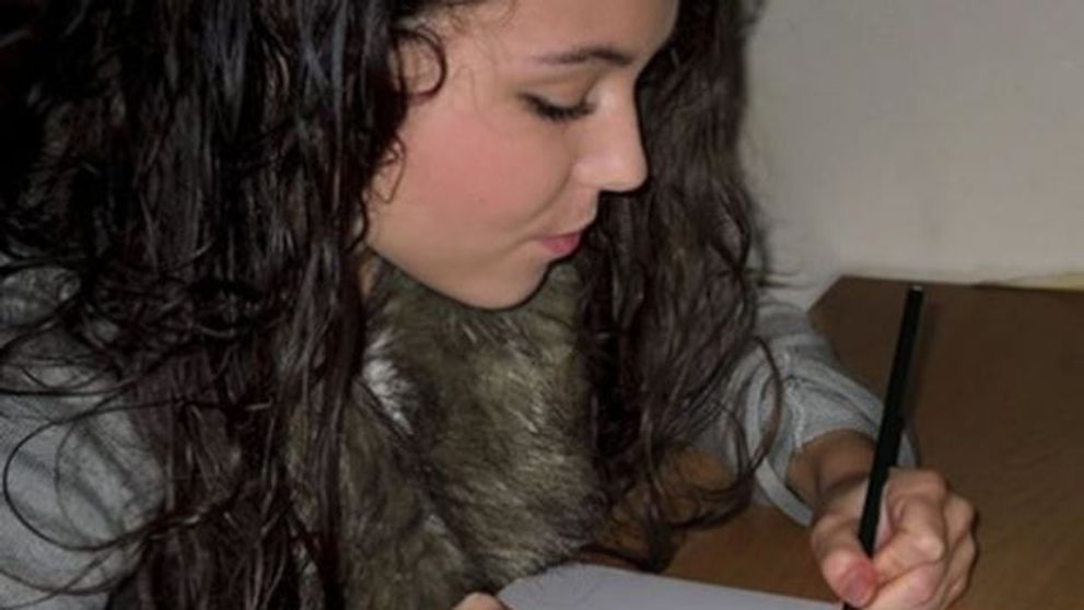 Poate n-o sa crezi, dar sunt simple desene in creion. Talentul uimitor al unei fete de 19 ani