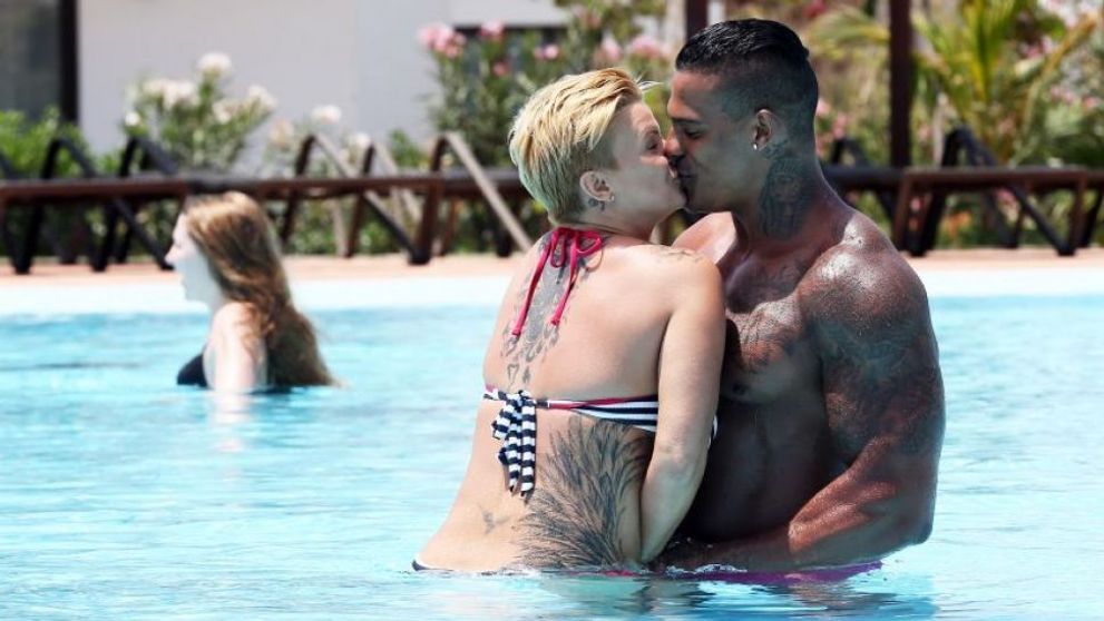 Cuplul care nu a putut trece neobservat la piscina. Cum au fost surprinsi cei doi indragostiti