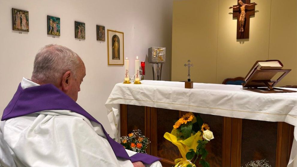 Vaticanul a publicat prima imagine a Papei Francisc din spital, de când a început tratamentul pentru dublă pneumonie. El nu a mai fost văzut în public de atunci