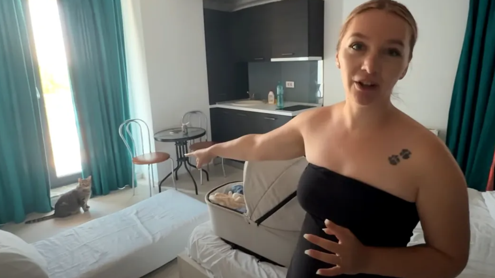 Doi vloggeri, șocați de cazarea de 400 de lei pe noapte de la Mamaia. Ce au mai găsit în cameră, pe lângă două pisici necunoscute