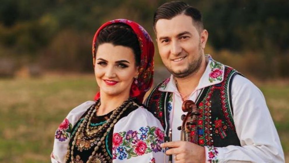 VIDEO Doi cântăreți de muzică populară și-au început povestea de iubire de la un simplu salut