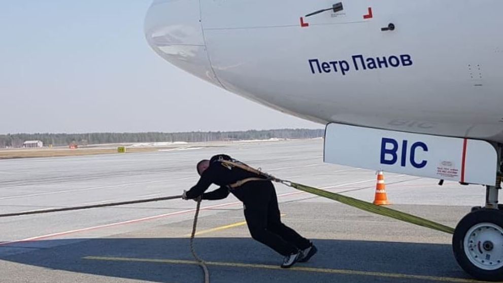 Un bărbat din Rusia a tras un avion de 40 de tone, stabilind un nou record