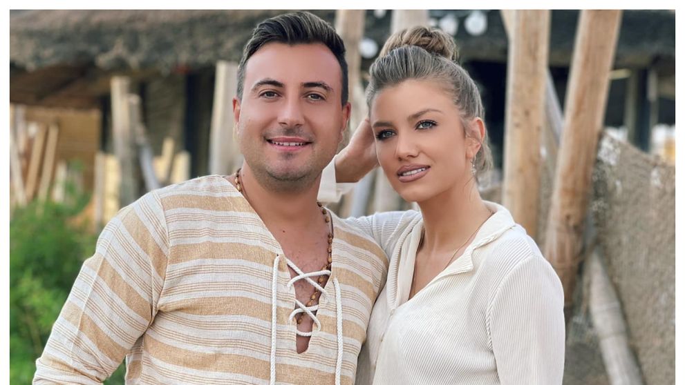 Răsfăț de 5 stele pentru Codruța și Valentin Sanfira. S-au delectat cu specialități tradiționale și fructe exotice pe o plajă din Ibiza