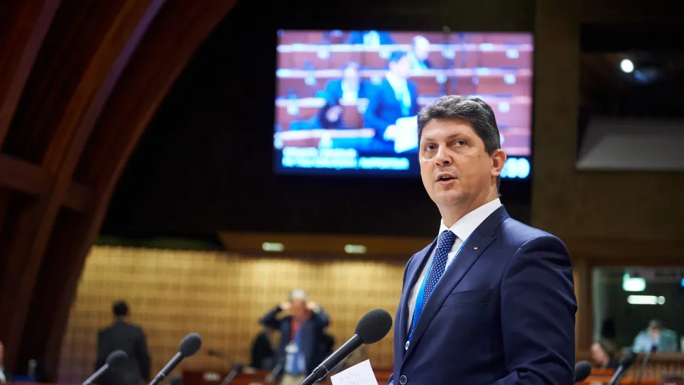 Titus Corlățean, care candidează la președinția PSD, este căsătorit de 30 de ani și este bunic. Cum arată soția lui