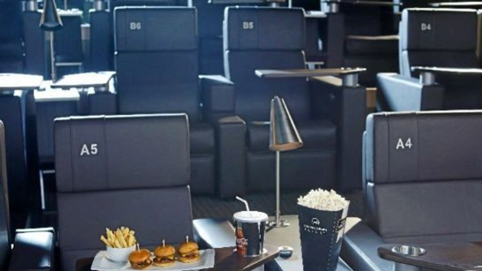 S-a deschis cel mai tare cinema. Primesti hamburgeri, cartofi prajiti, floricele si suc!